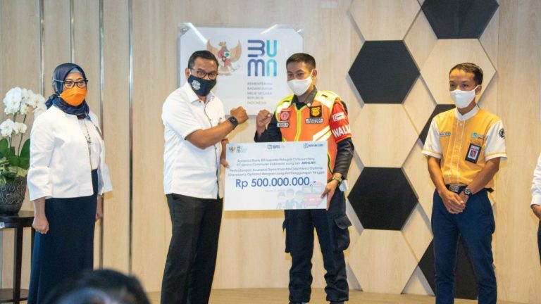 Bank BRI Beri Penghargaan Bagi Dua Petugas KRL yang Jujur Menemukan Uang 500 Juta