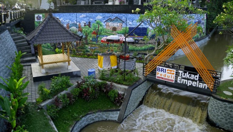 Bank BRI Bersih-Bersih Sungai Tukad Empelan di Bali